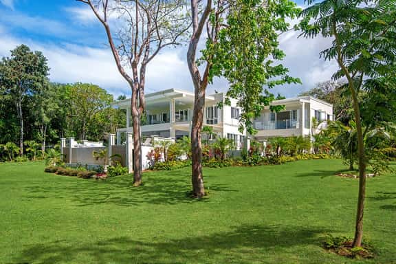 Contemporary 6BR Villa | Sea Views, Infinity Pool & Resort Access - Image 1