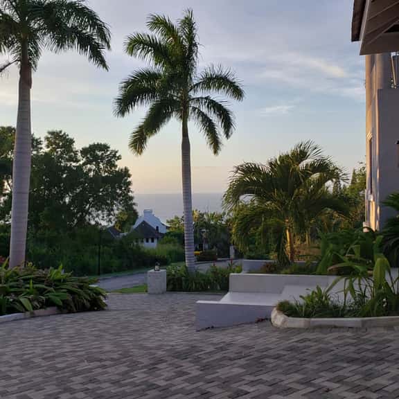 Modern 4BR Hillside Villa Pool & Beach Club Access - Image 1