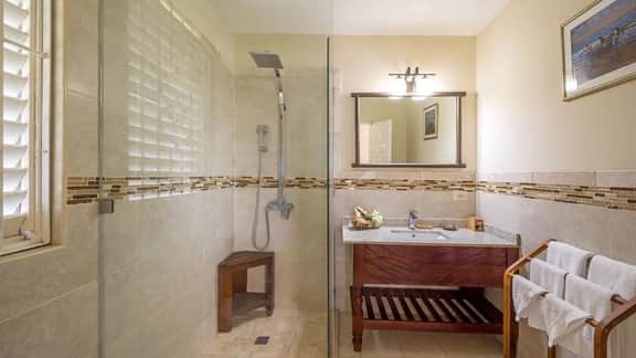 Luxury Beachfront 6BR Villa with Pool and Staff - Image 5