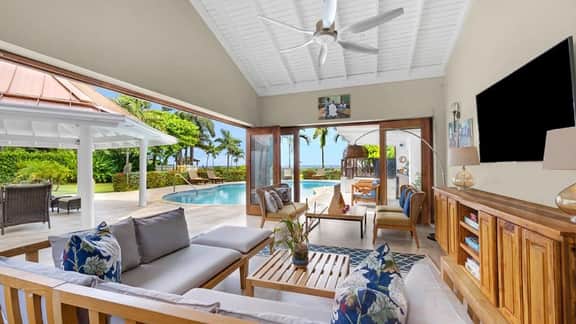 Luxury Beachfront 6BR Villa with Pool and Staff - Image 2